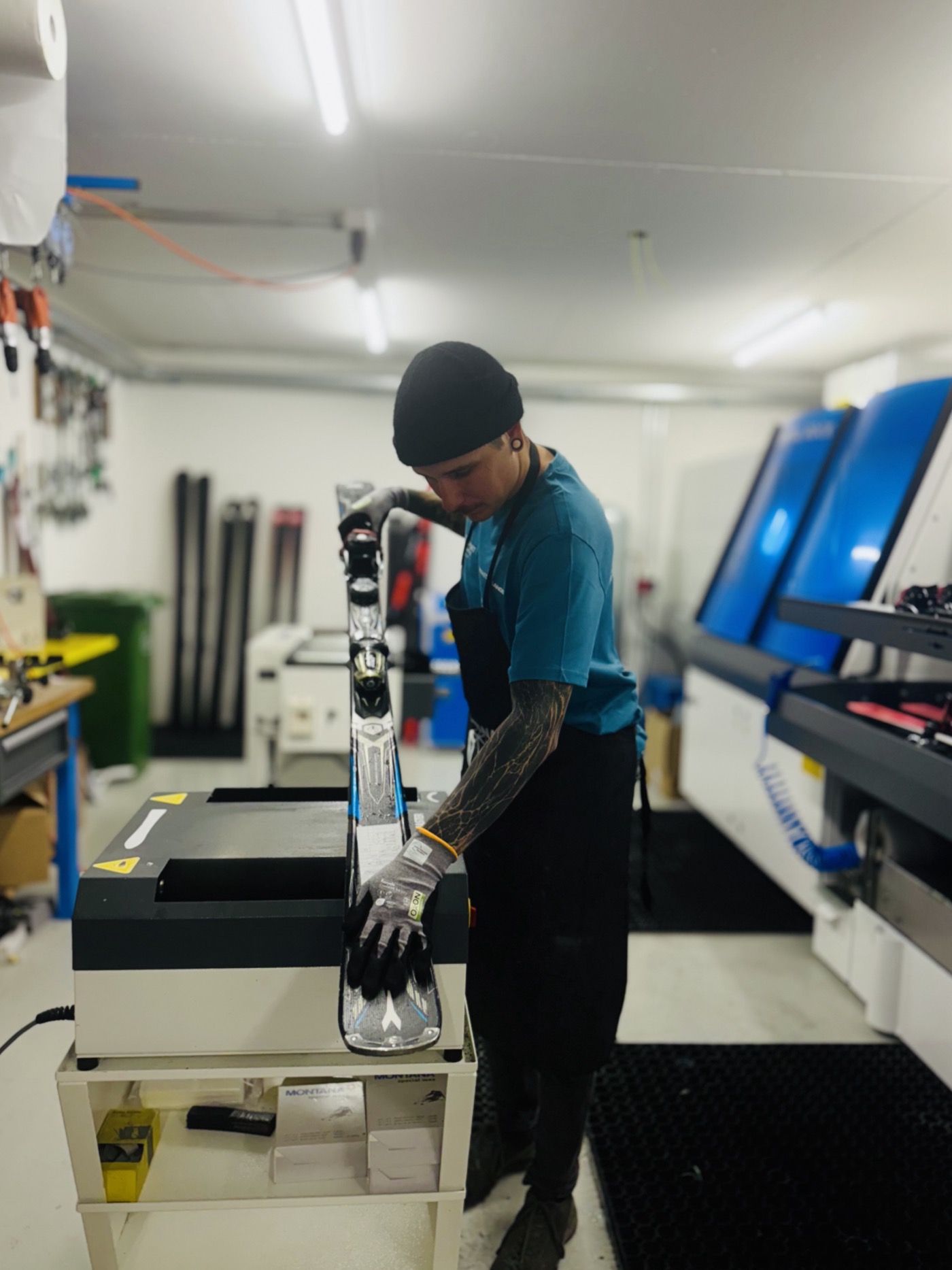 Technicien plaçant un ski dans la machine de test des fixations