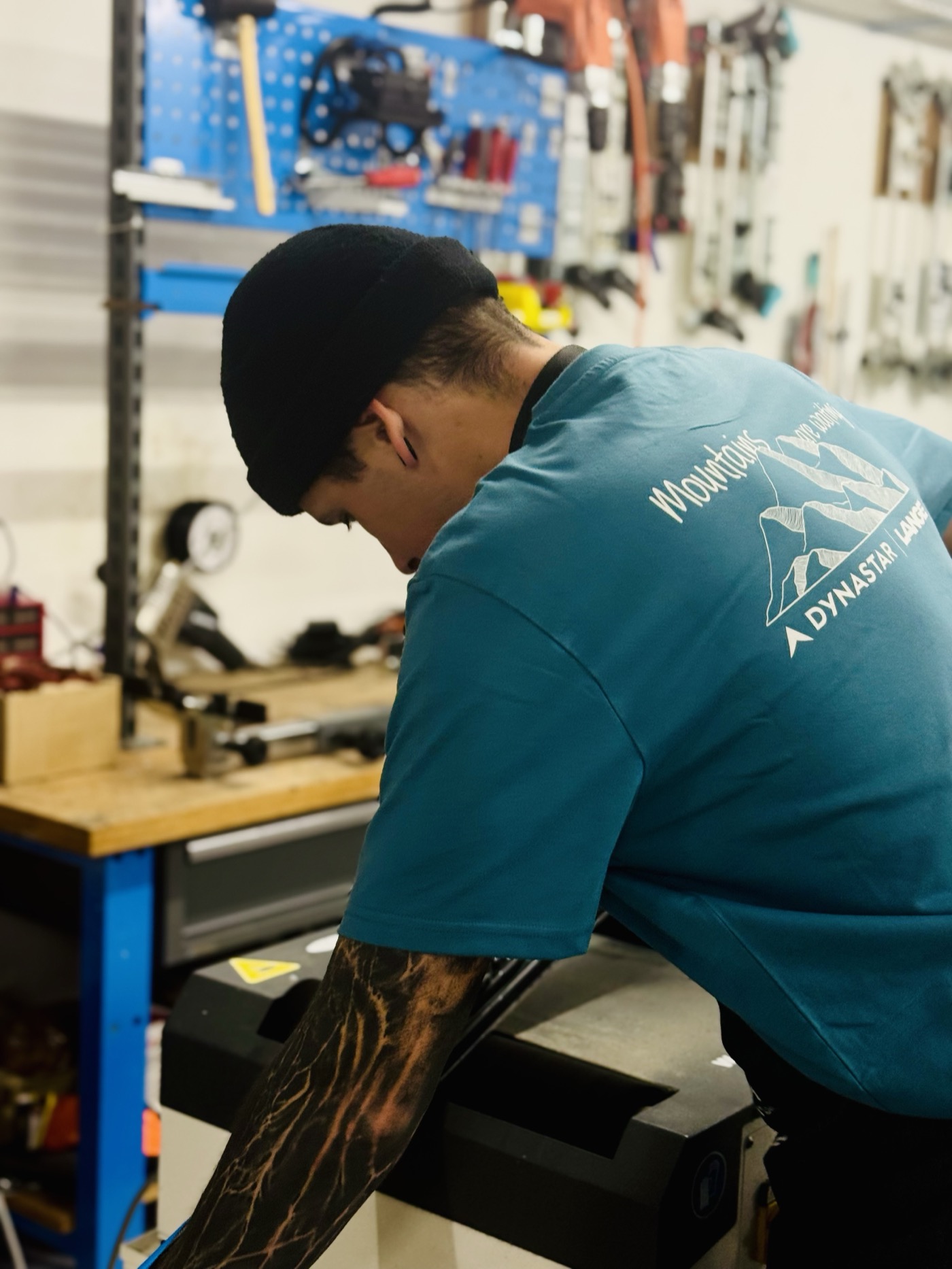 Technicien Intersport Dent-Blanche au travail en atelier de service ski